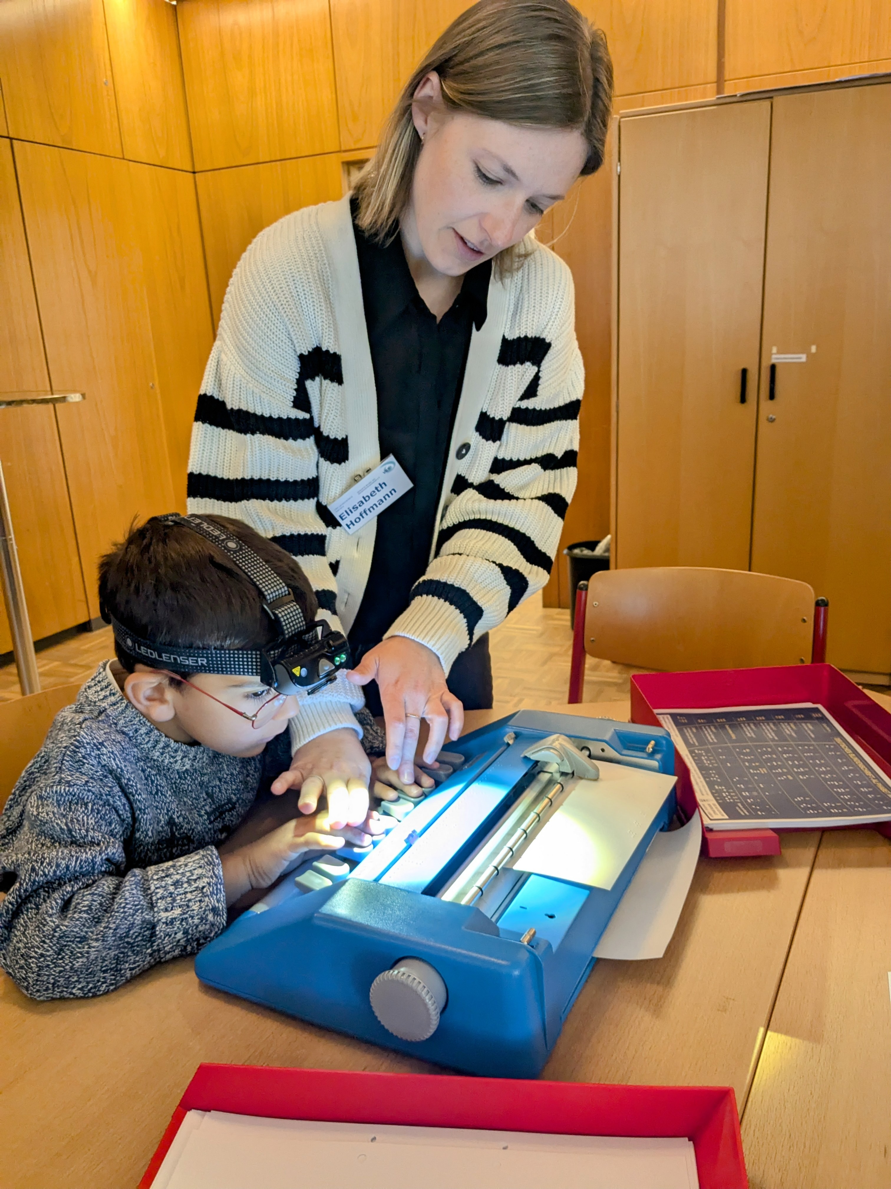 Kind%20testes%20Punktschriftmaschine